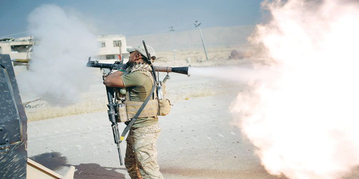  مقاتل عراقي يطلق قذيفة موجهة أثناء الاشتباك مع داعش