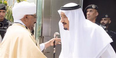 خادم الحرمين الشريفين يستقبل الرئيس السوداني ويقيم له حفل غداء 