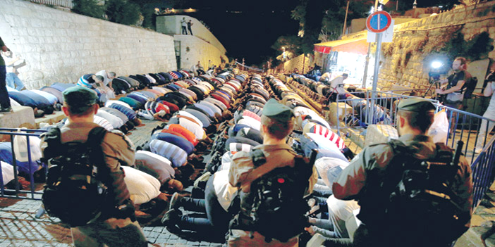  الفلسطينيون يتحدون الحصار الصهيوني على الأقصى ويقيمون الصلاة خارج أسواره