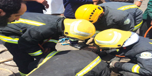 مدني تبوك ينقذ 3 عمال سقطوا داخل خزان صرف صحي 