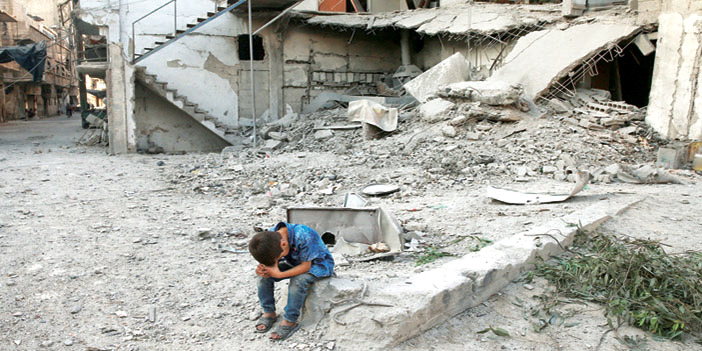  طفل سوري يبكي بعد هدم منزله جراء قصف النظام المتكرر