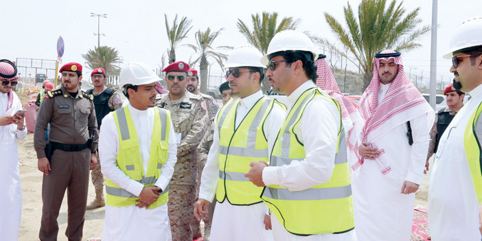  الأمير منصور أثناء تفقد مشروع تطوير مطار أبها