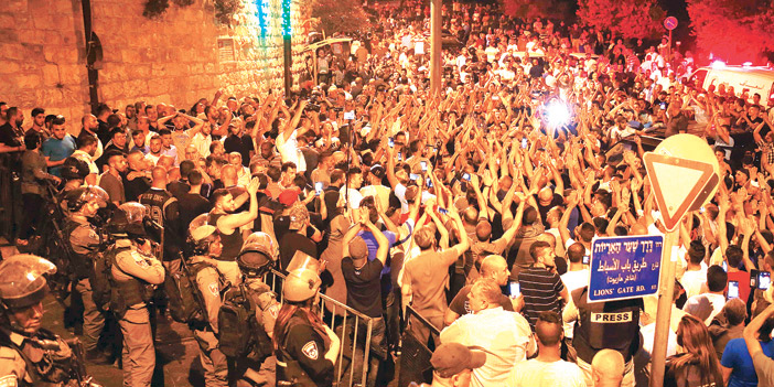   الفلسطينيون يحتفلون بإزالة الحواجز الإسرائيلية عن بوابة المسجد الأقصى