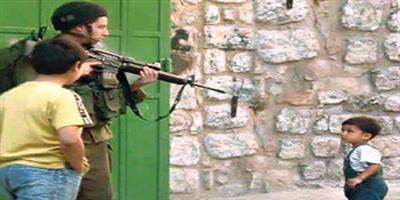 طفل فلسطيني يهزم بنظرته مجنداً اسرائيلياً... 
