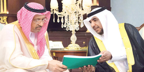  أمير الباحة يستعرض تقرير تعاطف