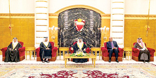  ملك البحرين مستقبلاً وزراء خارجية دول الرباعية العربية