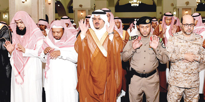   أمير منطقة الرياض بالنيابة خلال تأديته الصلاة على شيهد الواجب الغانم