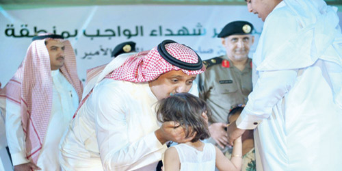 الأمير حسام يطبع قُبلة علىجبين ابن شهيد