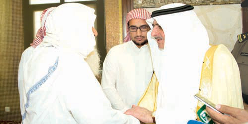 أمير منطقة تبوك ينقل تعازي القيادة لأسرة الشهيدَيْن عبدالمجيد وعبدالعزيز العطوي 