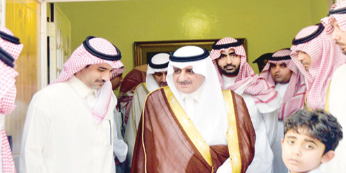  الأمير فهد أثناء زيارة منزل العزاء