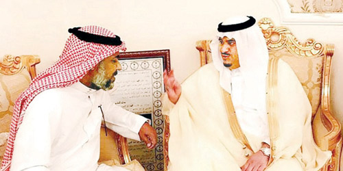  أمير منطقة الرياض بالنيابة يقدم العزاء لأبناء عبدالله الهويشل