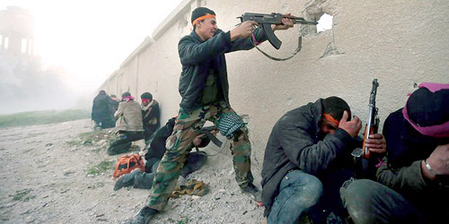  عناصر من قوات المعارضة السورية خلال الاشتباك مع قوات الأسد