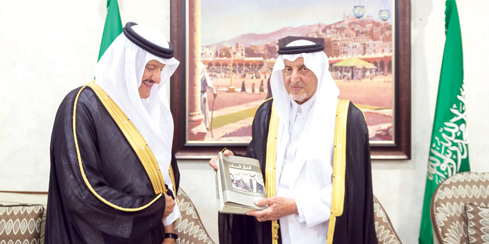 سلطان بن سلمان يهدي كتاب (الخيال الممكن) إلى الأمير خالد الفيصل 
