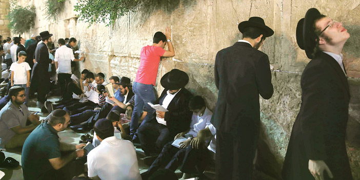  المحتلون اليهود يقفون عند حائط ما يسمى المبكى بعد اقتحامهم باحات المسجد الأقصى