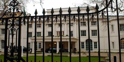 سفارة المملكة في بريطانيا تحذر من عمليات الاعتداء بالسوائل الحارقة بغرض السرقة 