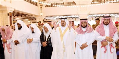 أمير منطقة الرياض بالنيابة يؤدي صلاة الميت على الشهيد محمد العتيبي 