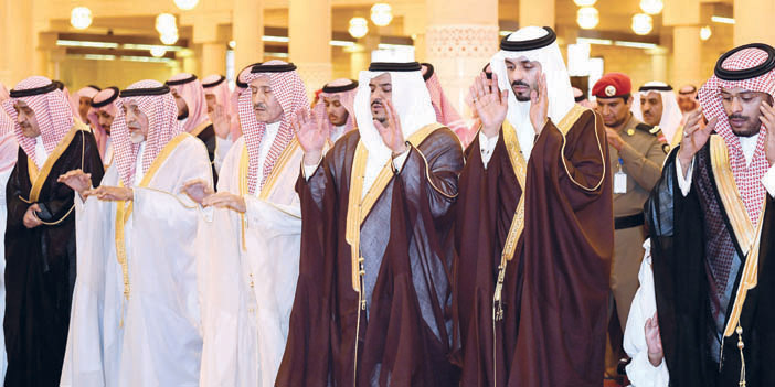 الأمير محمد بن عبدالرحمن يؤدي صلاة الميت على الأمير سلمان بن سعد بن عبدالله 