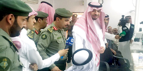   الأمير فيصل بن خالد في منفذ جديدة عرعر