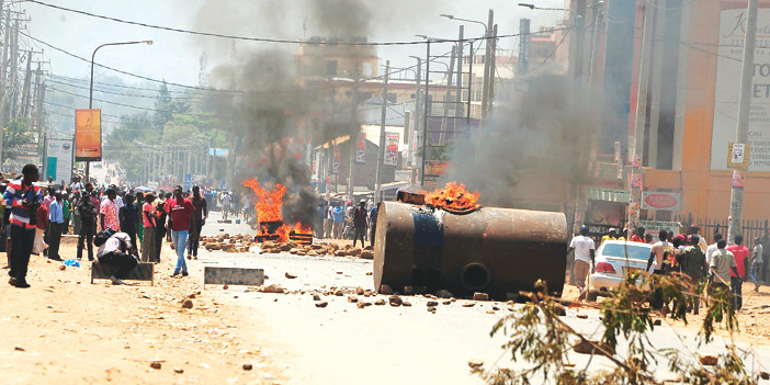  جانب من عمليات التخريب في مواجهات بين متظاهرين والشرطة بكينيا