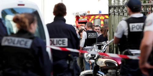 مقتل طفلة و 8 جرحى في اقتحام سيارة لمطعم في باريس 