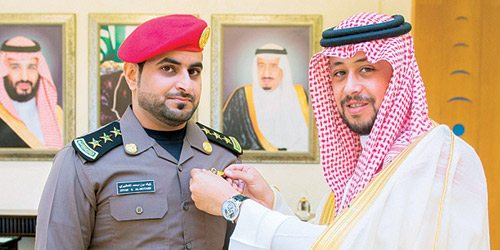  الأمير فهد يقلِّد النقيب المطيري شارة التفوّق