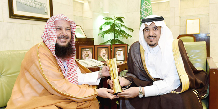  أمير منطقة الرياض بالنيابة يتسلم الجائزة من د. السليمان