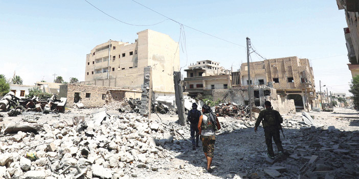  آثار الدمار في مدينة الرقة السورية مع تقدُّم قوات «قسد» أمام «داعش»