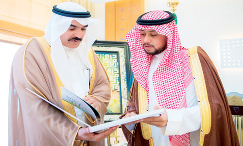  الأمير فهد بن تركي يتسلم التقرير من م. الأحمد