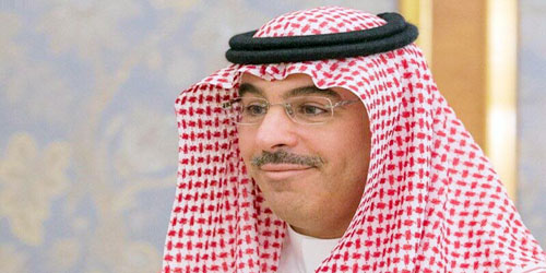  الأمير فيصل بن فهد -رحمه الله- عند افتتاحه أحد المعارض التشكيلية
