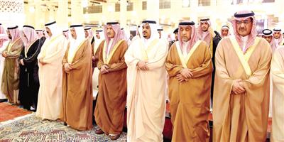 أمير منطقة الرياض بالنيابة يؤدي صلاة الميت على الأمير بندر بن فهد بن سعد 