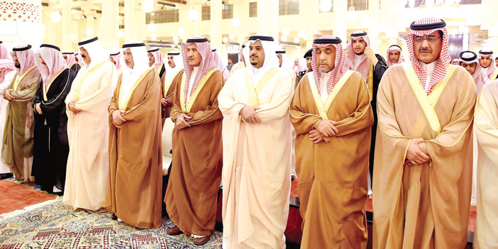  أمير منطقة الرياض بالنيابة  خلال ادائه الصلاة