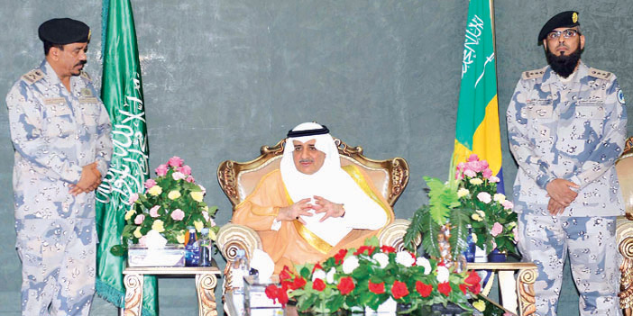  الأمير فهد بن سلطان خلال لقائة القيادات العسكرية