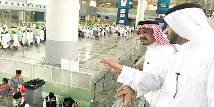 خلال تفقده صالة الحجاج بمطار الملك عبدالعزيز 