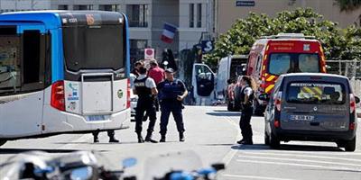 سيارة تقتحم موقفين للحافلات في مرسيليا وتقتل امرأة 
