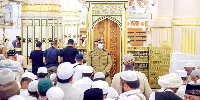  حشود الزوار في الروضة والواجهة الشريفة بالمسجد النبوي