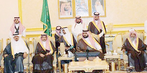  الأمير محمد بن عبدالعزيز خلال استقبال الأهالي