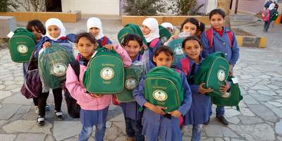 توزيع 2551 حقيبة مدرسية على أبناء اللاجئين السوريين 