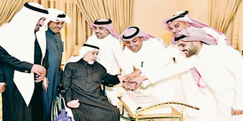  محمد العجيان خلال الاحتفال بتدشين الكتاب بحضور الإعلاميين وأقارب