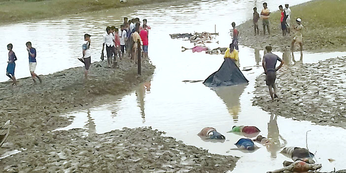  عدد من البنجلاديش يخرجون جثث لاجئي الروهينجيا من النهر بعد غرق قاربهم