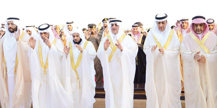 الأمير فهد بن سلطان يؤدي صلاة العيد