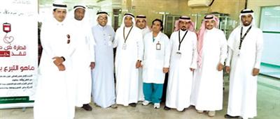 زوار مستشفى الملك فهد بالمدينة المنورة يتفاعلون مع حملة التبرع بالدم 