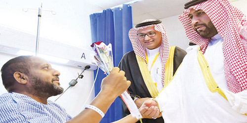  الأمير محمد بن عبدالعزيز يعايد المرضى