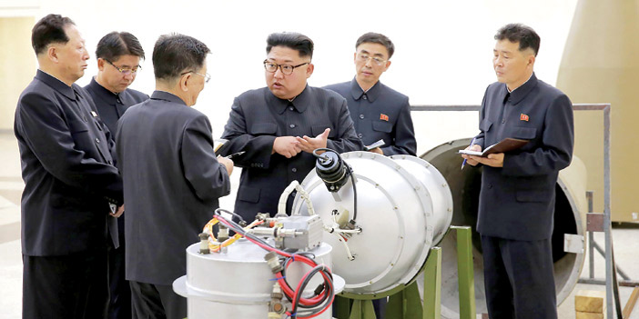  رئيس كوريا الشمالية خلال تفقده قنبلة هيدروجينية