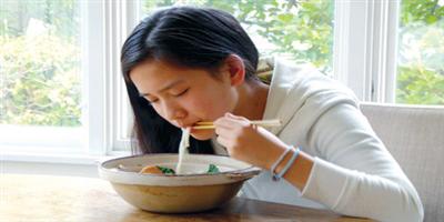 اليابانيون يعتقدون أن مذاق الطعام يكون أفضل مع إخراج أصوات مرتفعة 