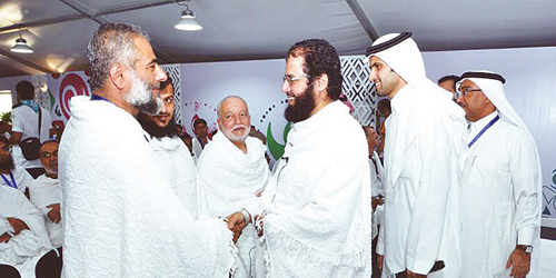  إمام وخطيب المسجد الحرام أثناء حديثه لضيوف الرابطة في خيمة مسك