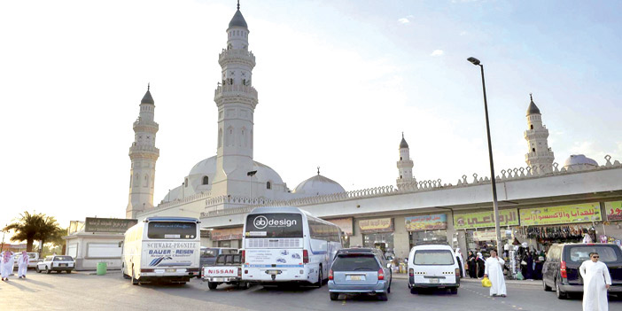 حجاج بيت الله الحرام يتوافدون على مسجد قباء 