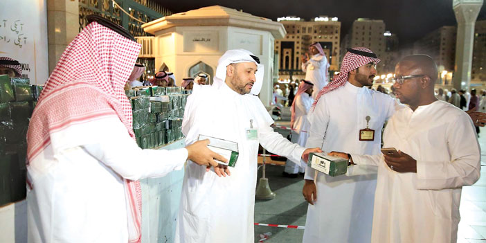 رئاسة المسجد النبوي تقدم هدايا للحجاج 