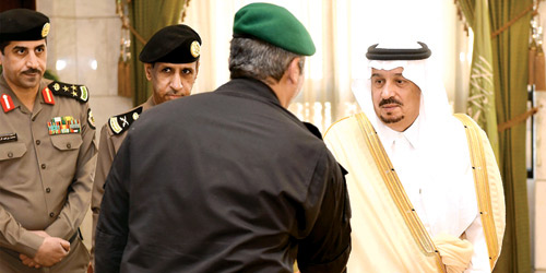 الأمير فيصل بن بندر يستقبل أعضاء اللجنة الأمنية بالمنطقة 