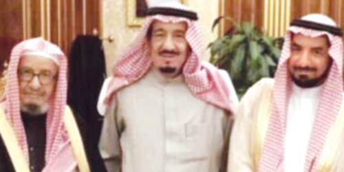  الملك متوسطاً معالي الشيخ ناصر الشثري والدكتور محمد الشثري