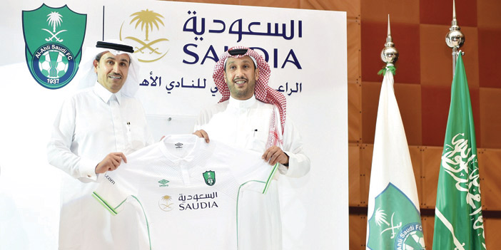  الأمير فهد بن خالد والمهندس الجاسر بعد توقيع عقد الشراكة